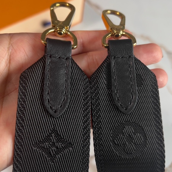 Louis Vuitton Black Strap with Gold Hardware - Picture 4 of 16
